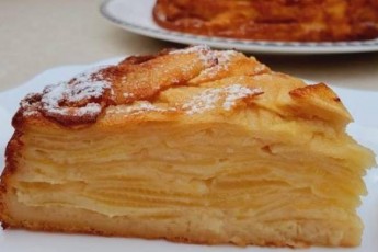 Яблучний гратен з соусом із солоної карамелі